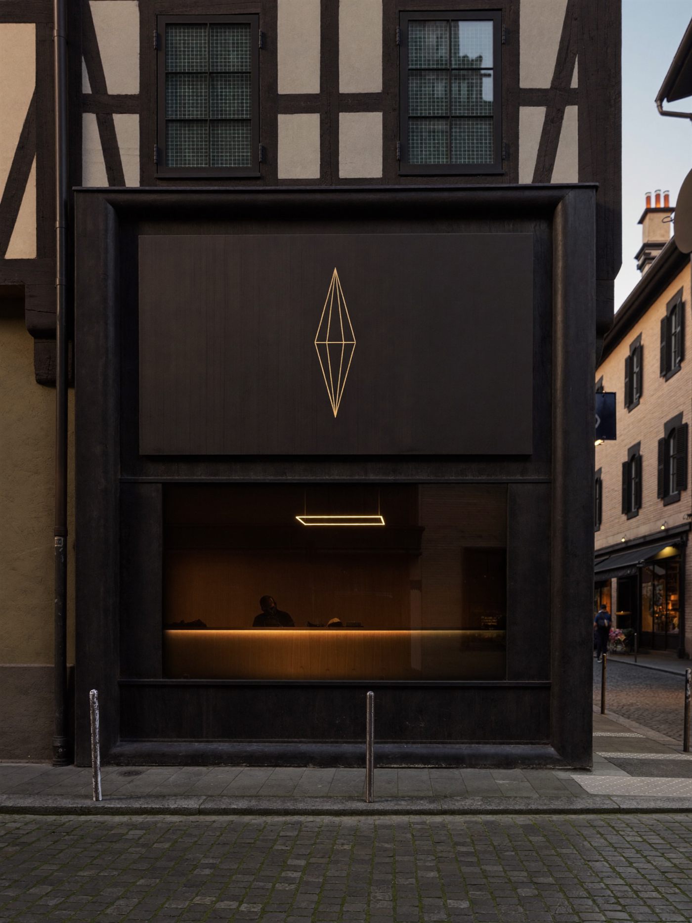 Façade du salon Maison Beaumont dans une rue à colombages de Troyes